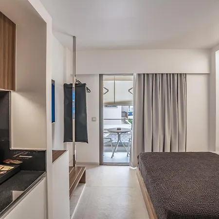 Luxury Beachfront 公寓式酒店 3*