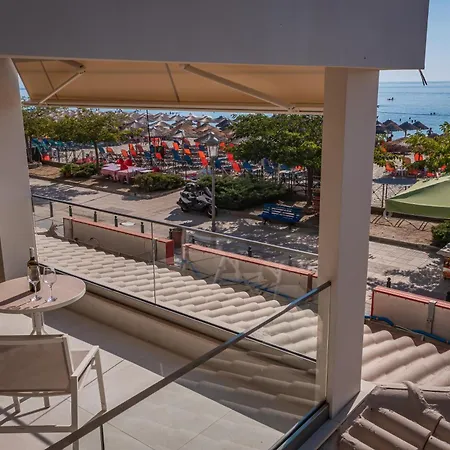 Luxury Beachfront شقة فندقية